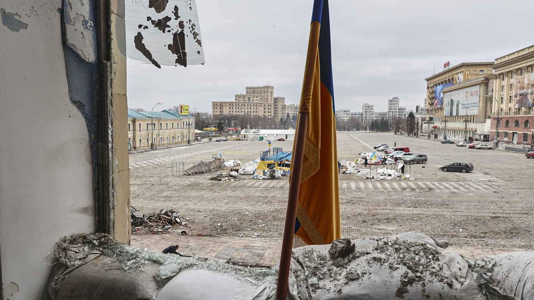 Vista desde el interior del edificio de la administración regional de Járkov, dañado tras un bombardeo.