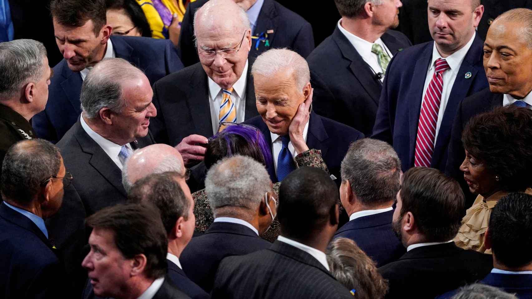Joe Biden, felicitado por demócratas al término de su primer debate del estado de la Unión.