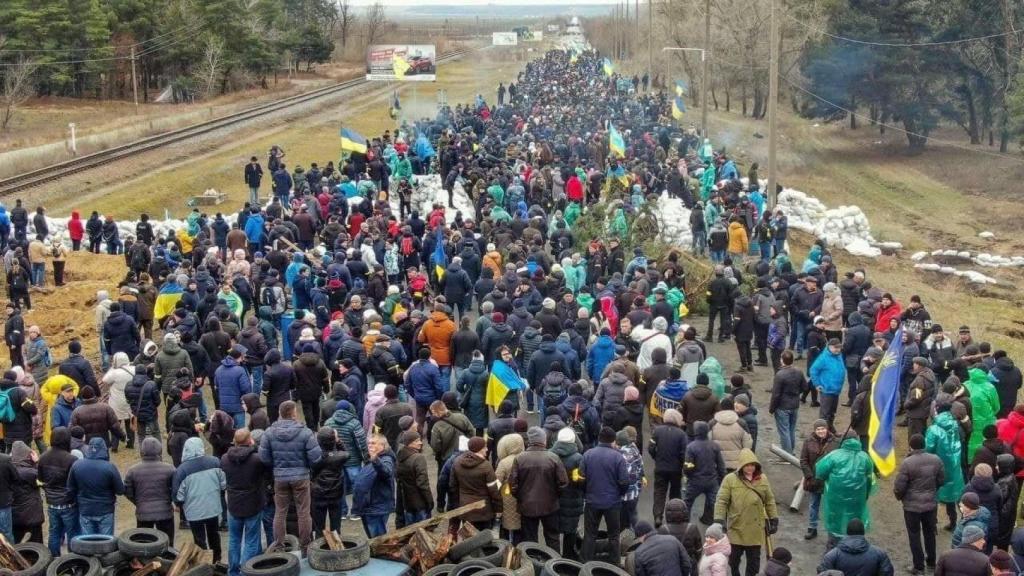 Miles de personas cortan las carreteras de Energodar para frenar el avance de las tropas rusas.