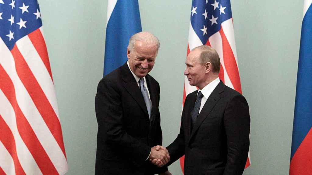 Vladimir Putin saluda a Joe Biden en una cumbre.