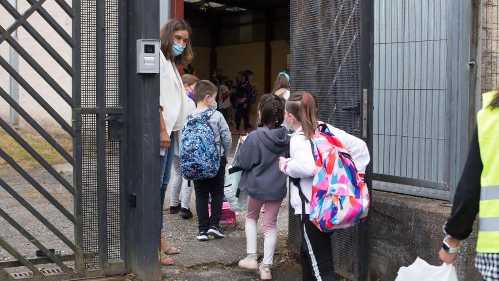 Varios niños y niñas entran al CEIP Manuel Mallo de Nadela.