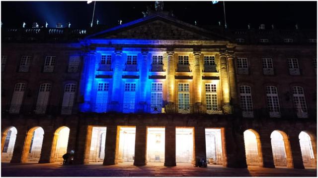 El Pazo de Raxoi iluminado con los colores de la bandera de Ucrania.