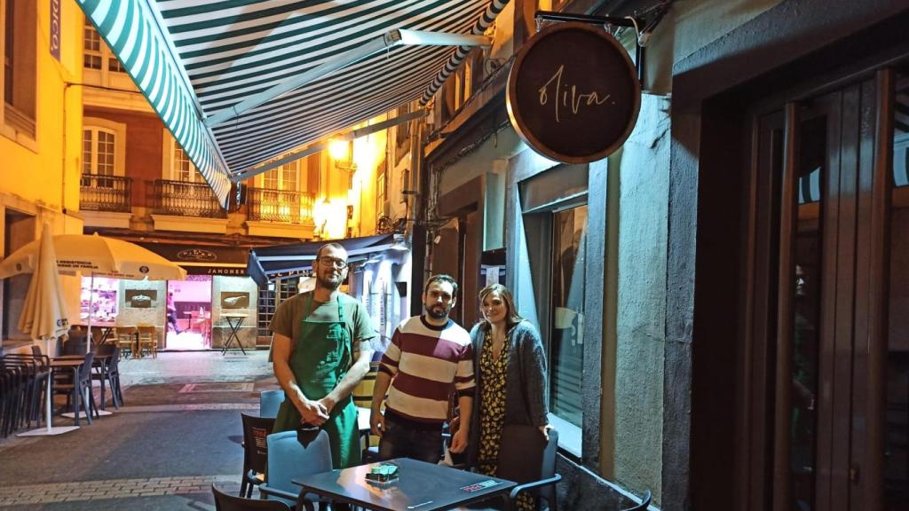 Guille, Fran e Inés en la entrada del Restaurante Oliva, situado en la calle Oliva de A Coruña.