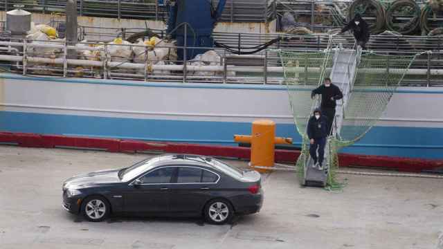 Los supervivientes del naufragio llegando al Puerto de San Juan de Terranova el 19 de febrero de 2022.