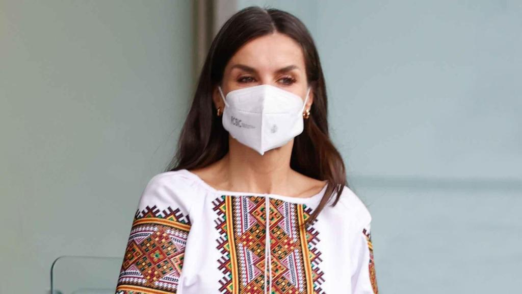 La Reina Letizia, con una camisa tradicional ucraniana.