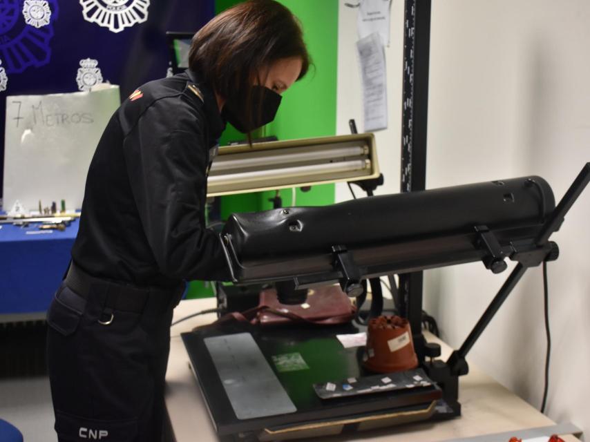 Marta Hernández realizando su trabajo de laboratorio