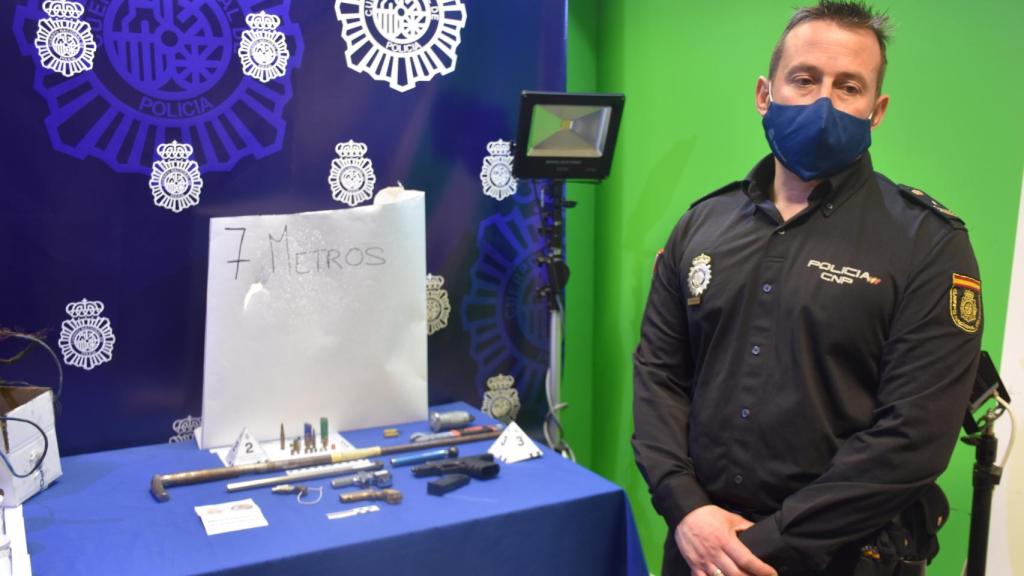 Javier Pérez junto a algunas de las armas requisadas en Valladolid