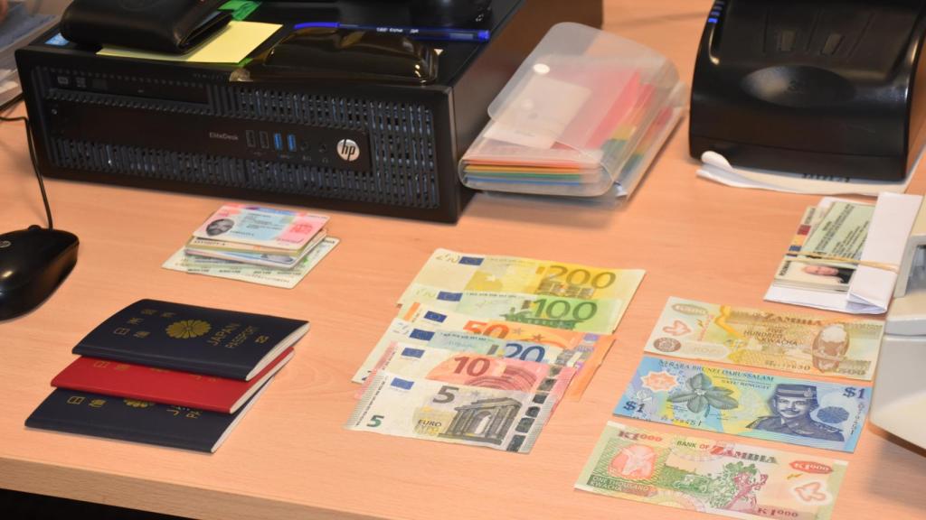 Documentos y billetes falsos