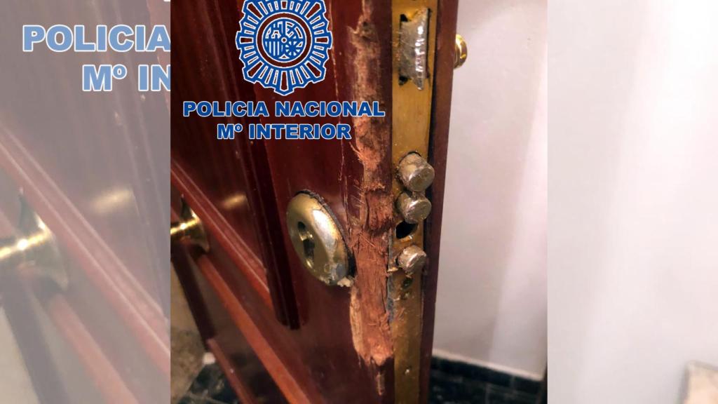 Así dejaron la puerta los ladrones que se colaron dentro de una casa en Alicante.