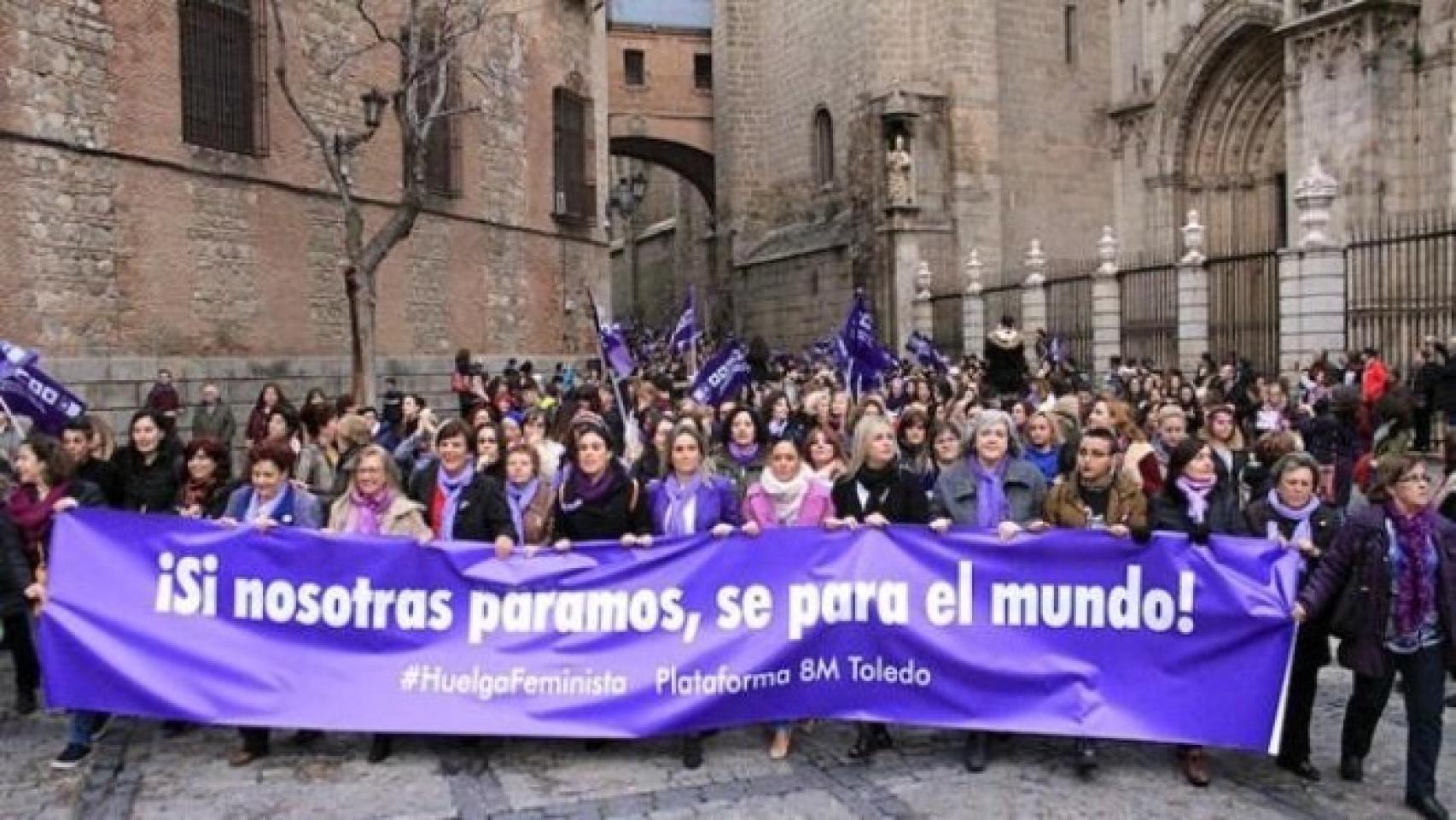 Multitudinaria manifestación en Toledo el 8-M de 2020, con la alcaldesa a la cabeza de la marcha.