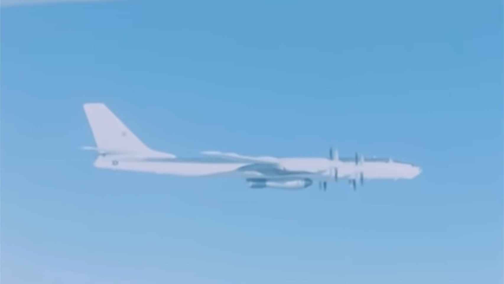 Tu-95 llevando la Bomba del Zar