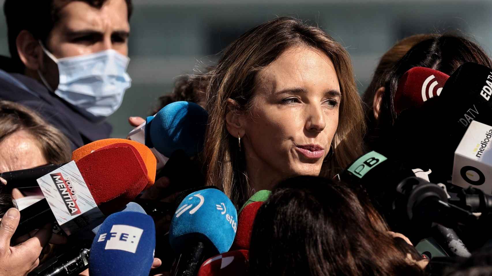 La diputada del PP en el Congreso Cayetana Álvarez de Toledo responde a los medios a su llegada a la Junta Directiva Nacional .