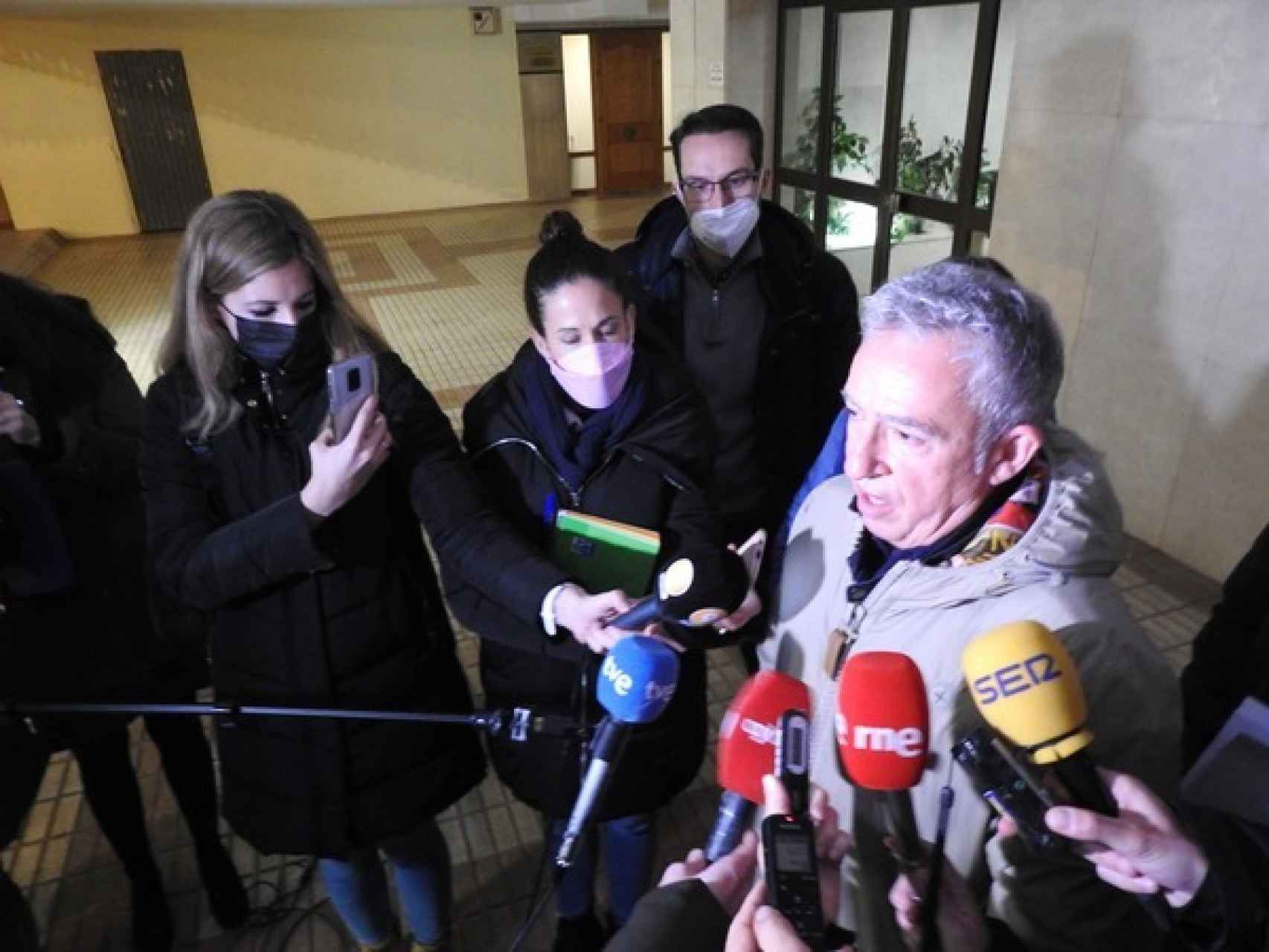 El candidato de Soria Ya, Ángel Ceña, atendiendo a los medios.
