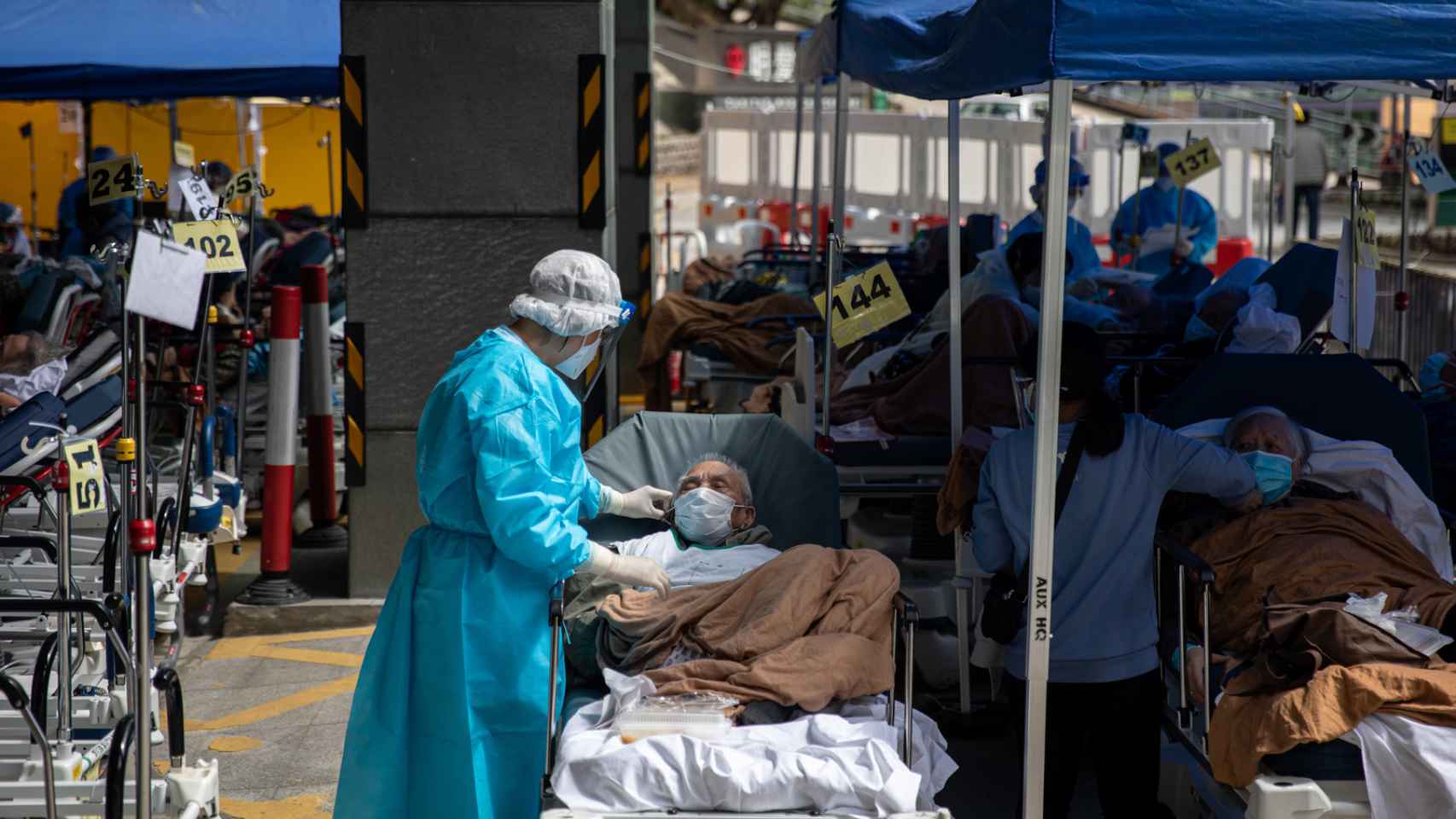 Una sanitaria atiende a un paciente en el hospital de campaña del Caritas Medical Centre de Hong Kong.
