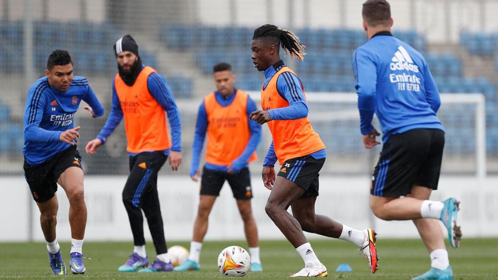 Eduardo Camavinga conduce ante la presión de Casemiro.