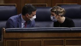 Pedro Sánchez conversa con Yolanda Díaz, el miércoles, en el Congreso.