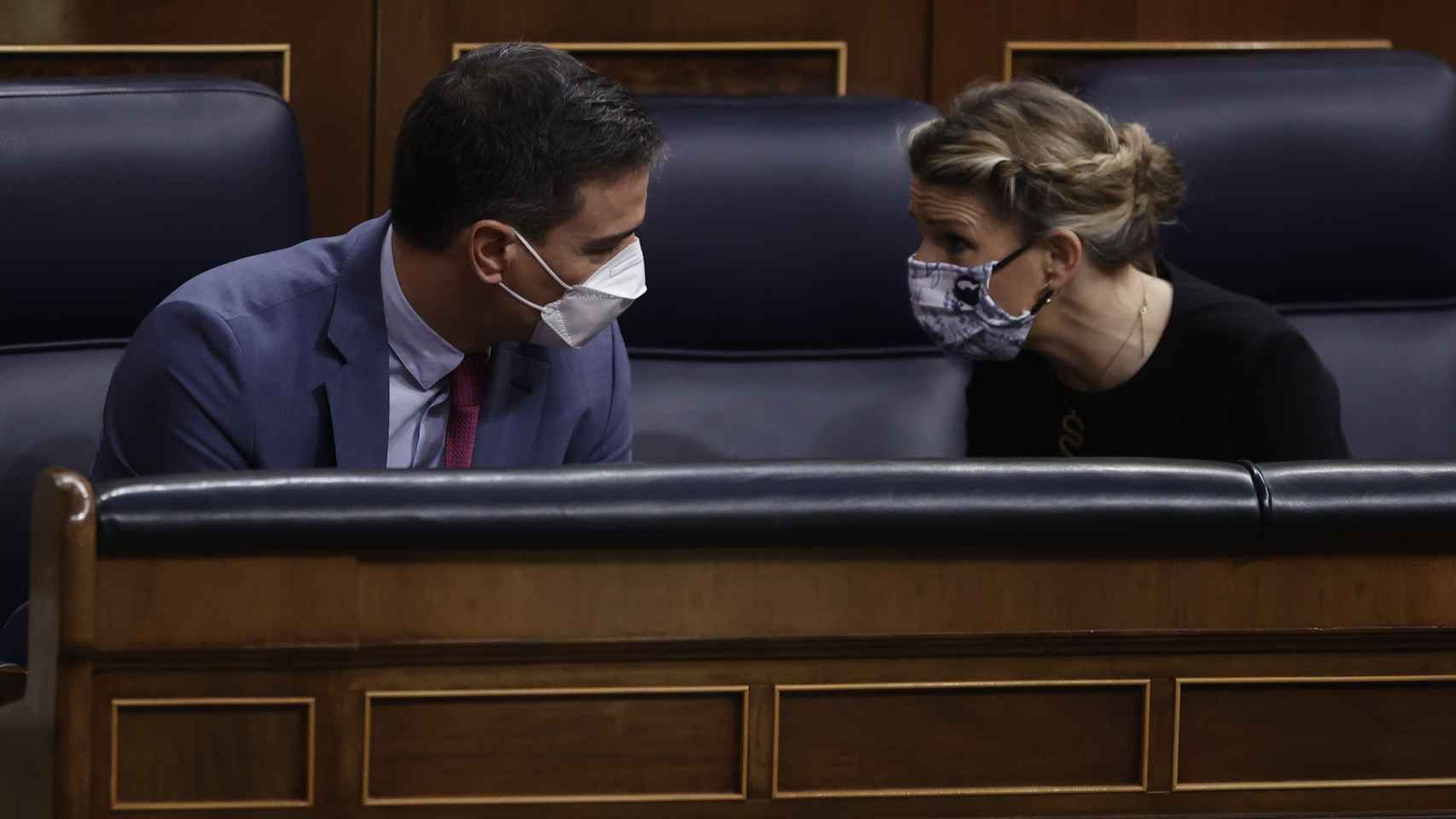 Pedro Sánchez conversa con Yolanda Díaz, en el Congreso.