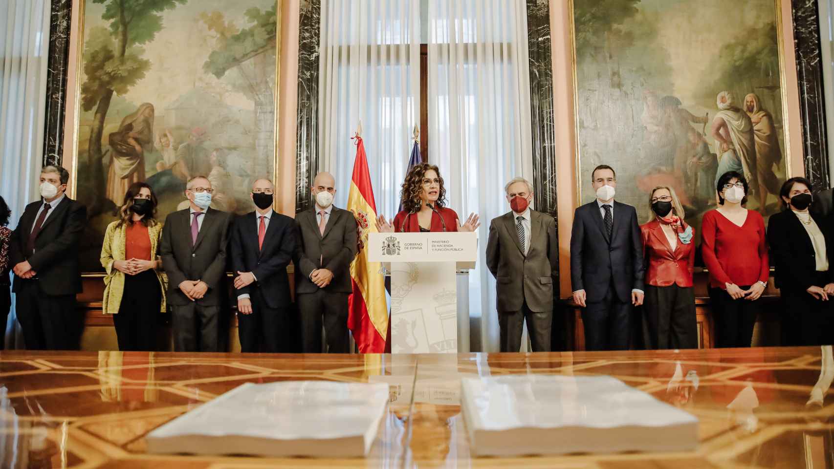 María Jesús Montero junto a los autores de las propuestas para la reforma fiscal.