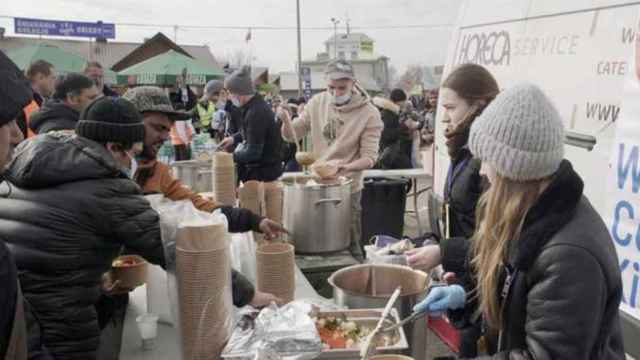 La ONG del chef José Andrés repartiendo comida en la frontera de Polonia y Ucrania.