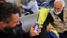 Un refugiado procedente de Ucrania haciendo una videollamada con su teléfono móvil.