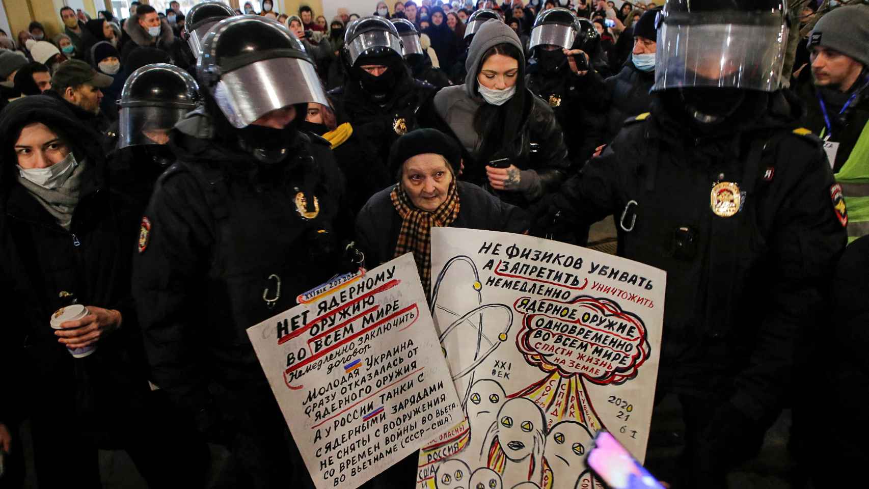Yelena Osipova, de 77 años, arrestada por la policía en San Petersburgo durante unas protestas el pasado 02 de marzo.
