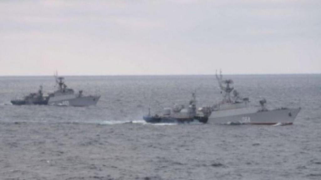 Buques de guerra rusos en costa sur de Crimea rumbo a Odesa.