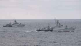 Buques de guerra rusos en costa sur de Crimea rumbo a Odesa.