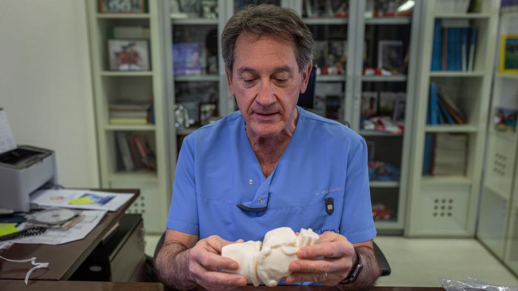 El traumatólogo Mikel Sanchez en su consulta de la Unidad de Cirugía Artroscópica.