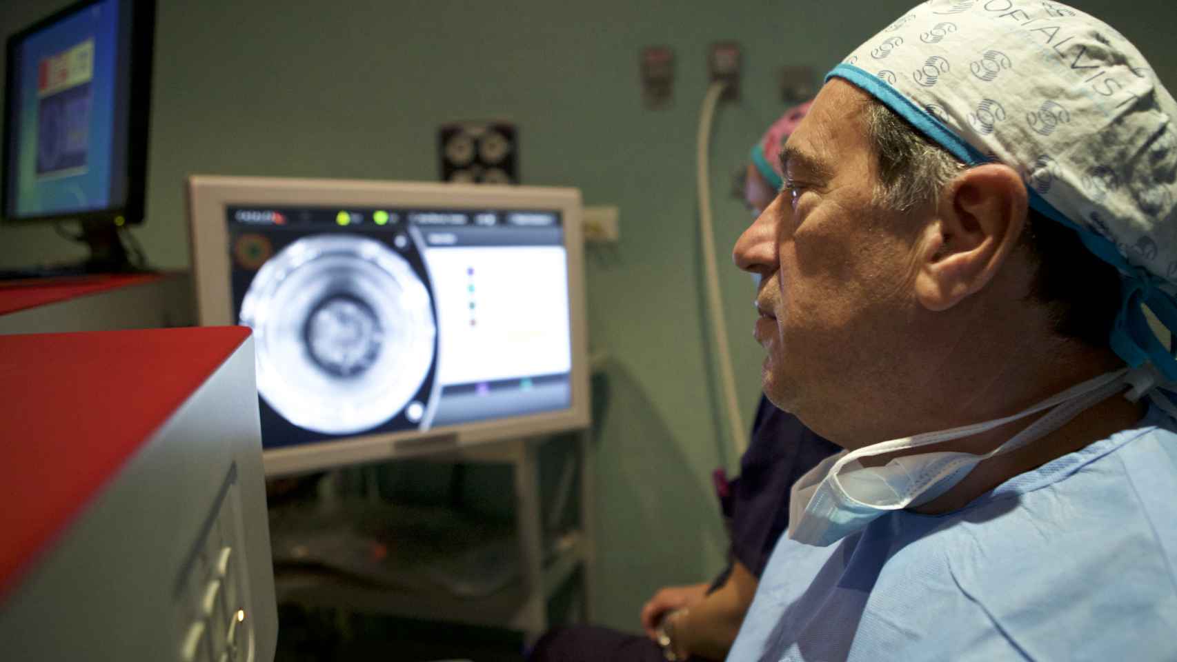 Un oftalmólogo durante una operación de presbicia.