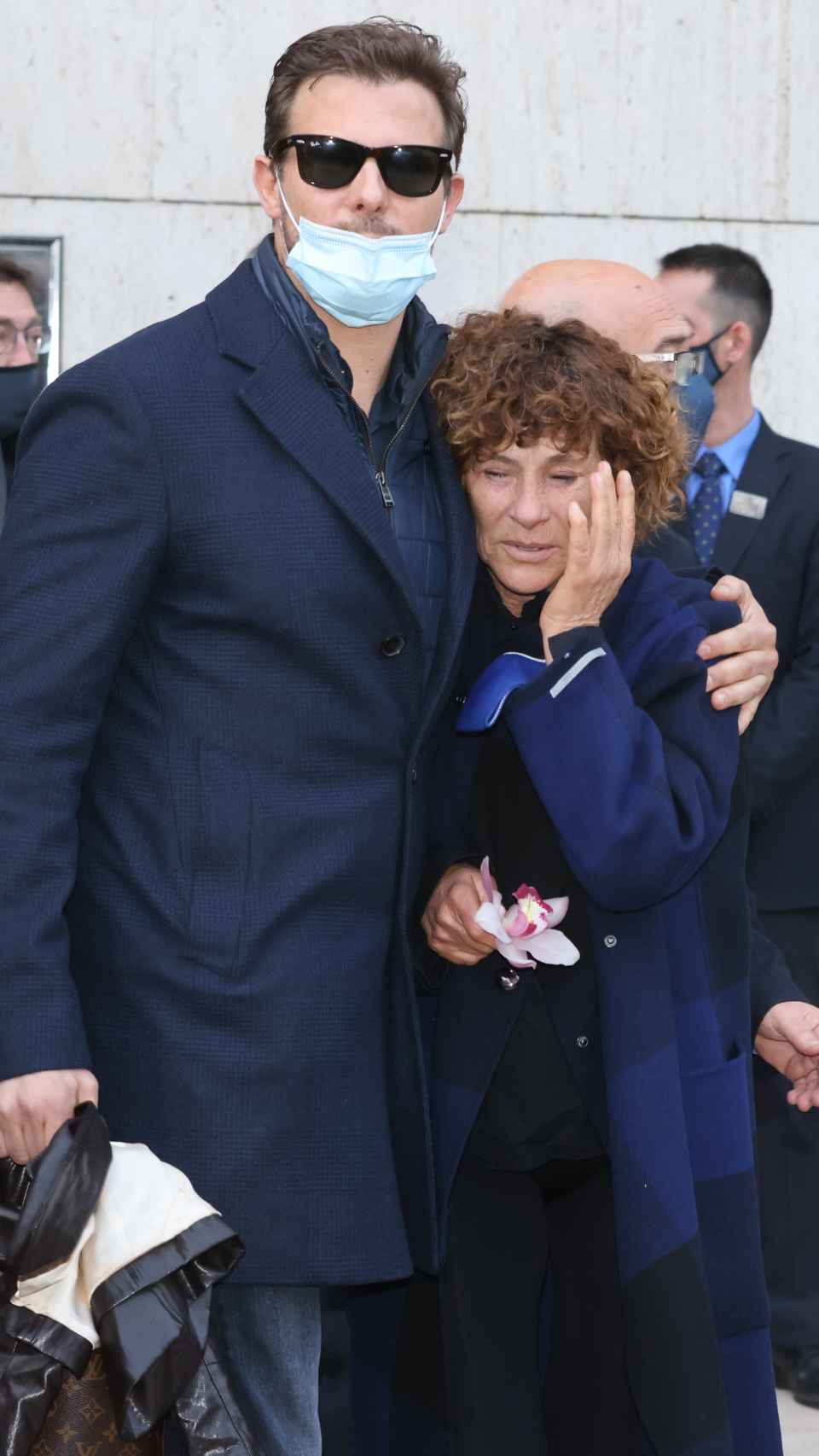 Joan Casademunt, hermano de Álex, junto a su madre el día del entierro del cantante.