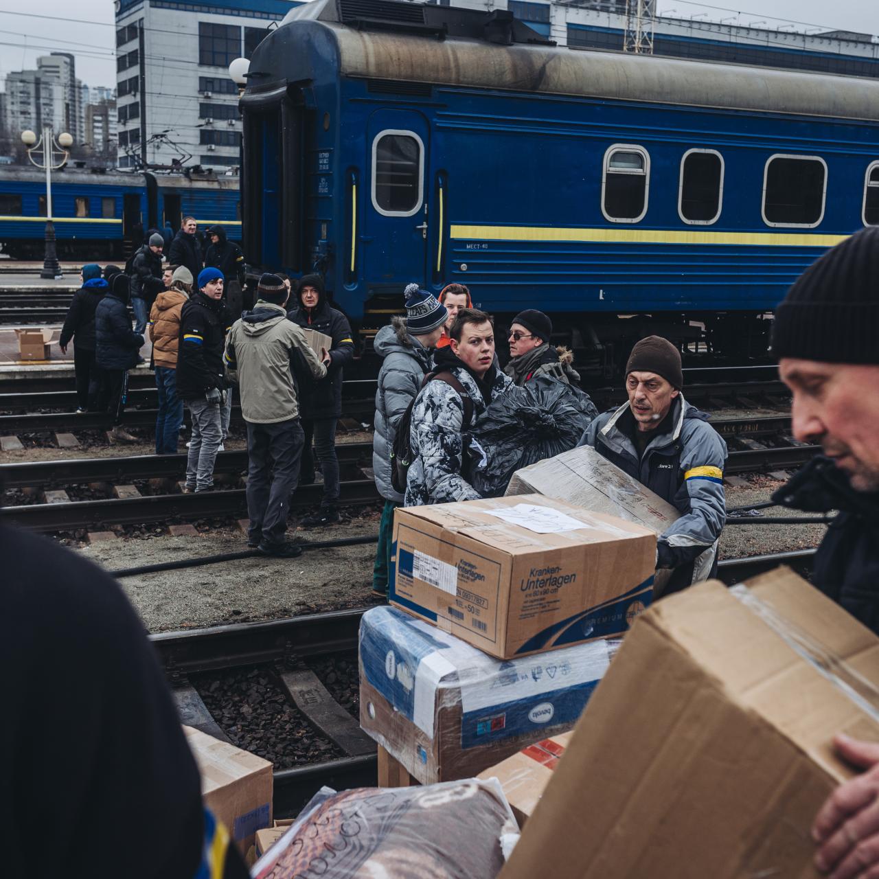 Civiles ucranianos preparan provisiones en Kiev
