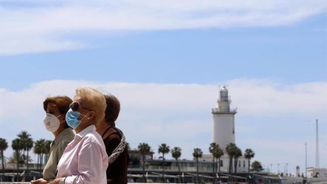 Un grupo de personas pasea por Málaga.