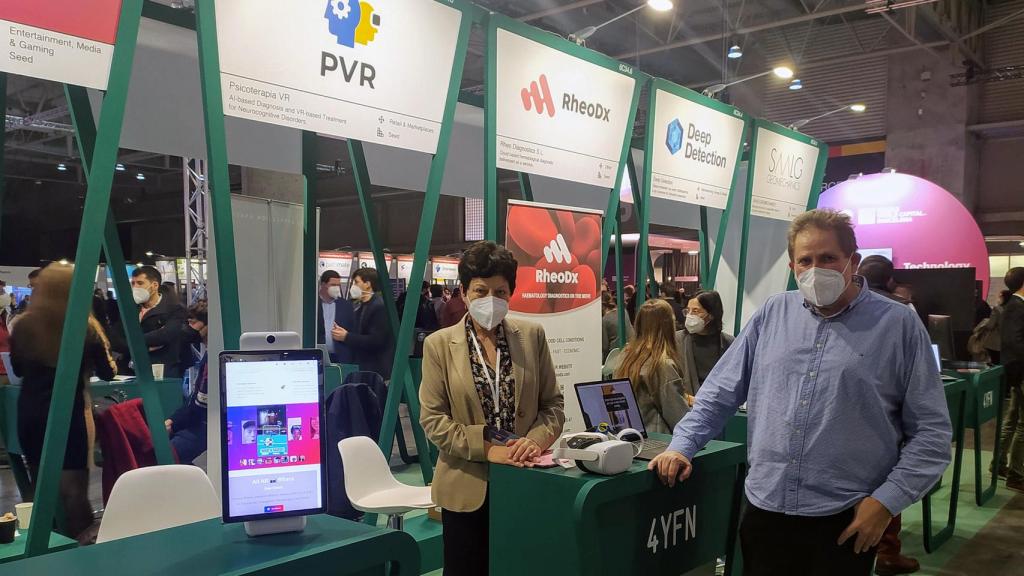 Los fundadores de PsicoterapiaVR delante de su stand en 4YFM 2022.