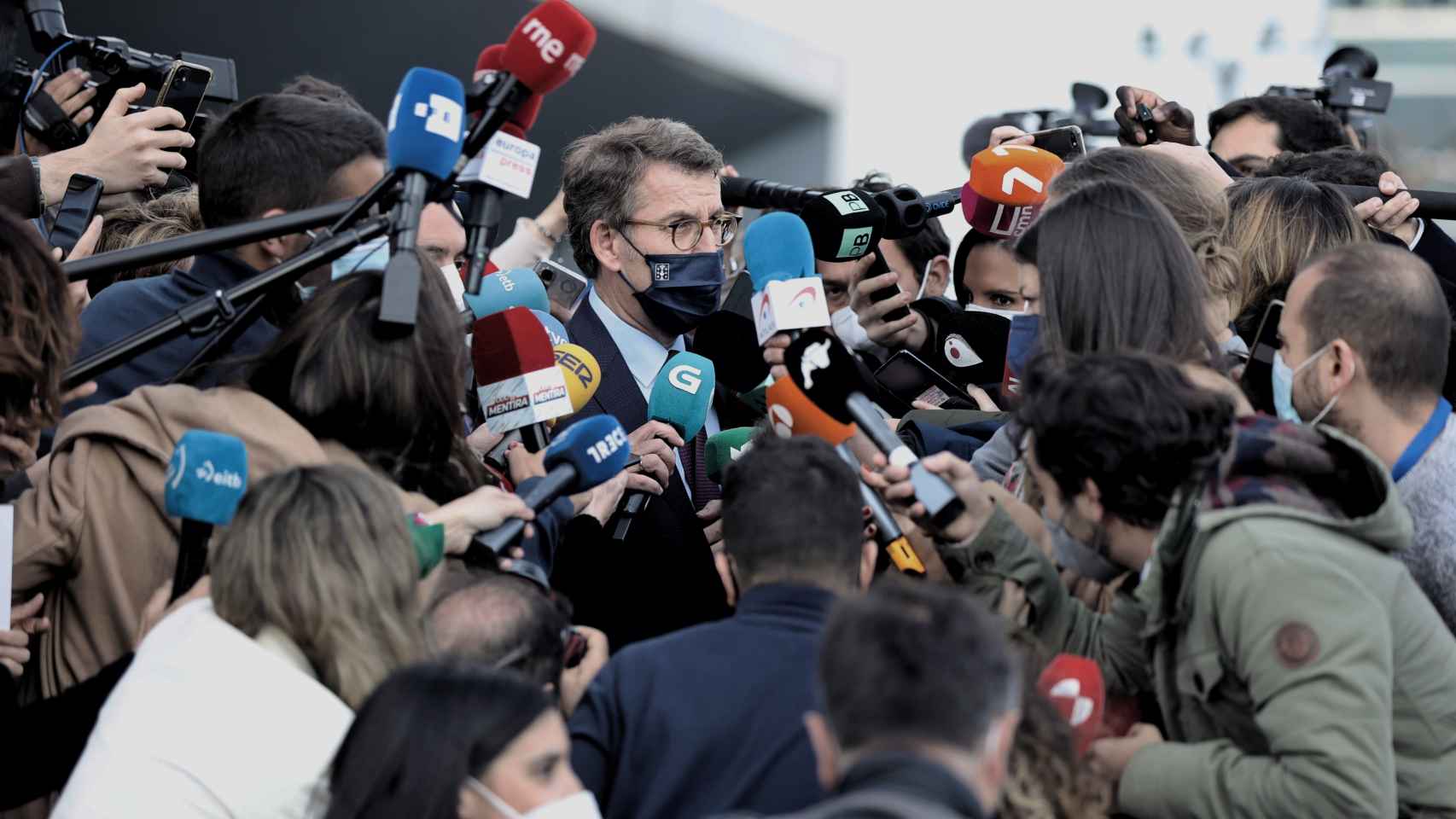 El presidente de la Xunta, Alberto Núñez Feijóo, responde a los medios a su salida de una reunión de la Junta Directiva Nacional.