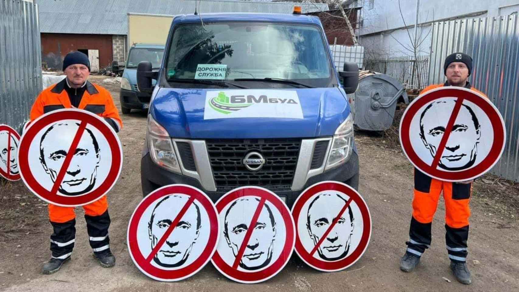 Otras señales 'anti Putin' que han desplegado en las carreteras.