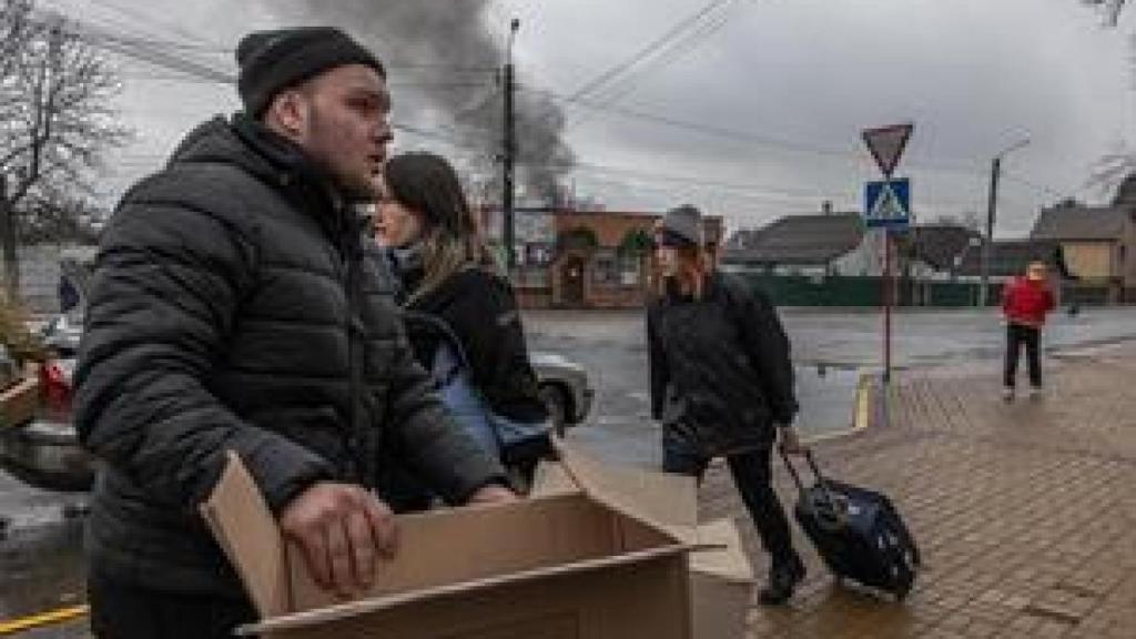 Los ucranianos se refugian en sus casas alertados por las sirenas.
