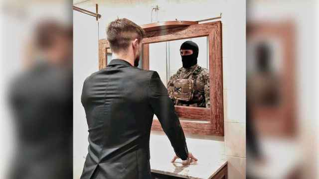 Roberto hace un montaje en el que se muestra frente al espejo y en el reflejo se le ve con su atuendo militar.