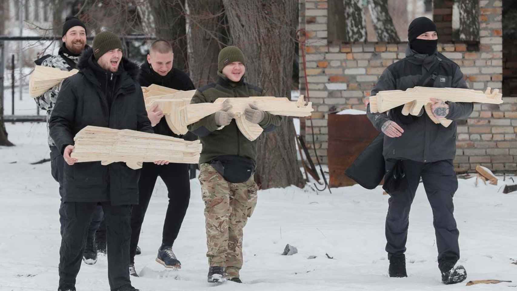 Civiles recibiendo entrenamiento militar en Ucrania.