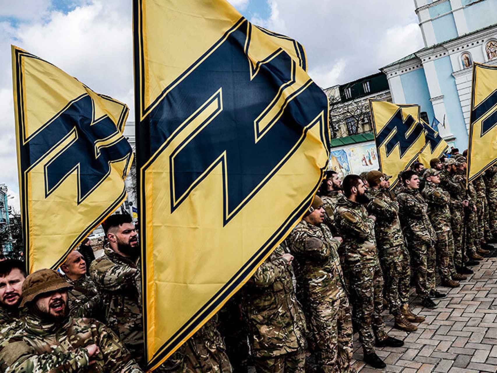 Miembros del Batallón Azov en Ucrania, con su runa como logo.