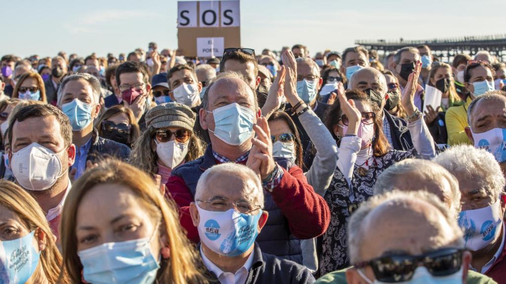 Algunos de los asistentes a la concentración en Huelva.