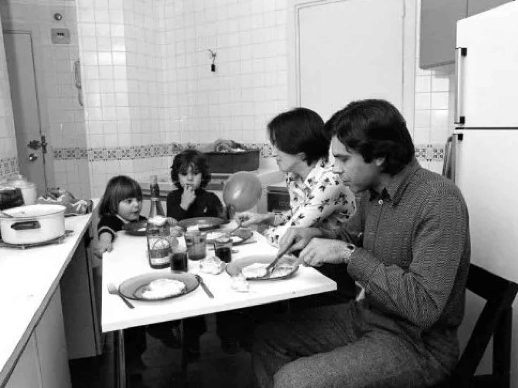 González cenando su esposa Carmen Romero y sus hijos en el piso de la calle Pez Volador.