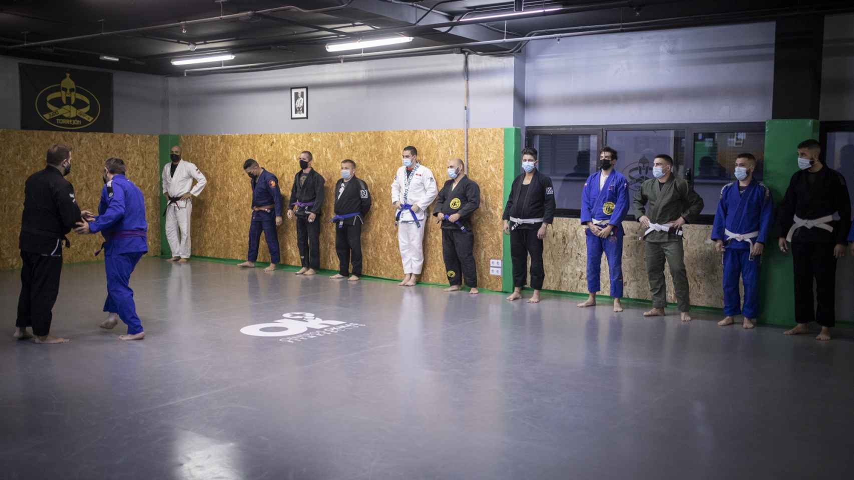 EL ESPAÑOL | Porfolio presencia una clase de jiu-jitsu brasileño junto a El Chojin (al fondo, a la izquierda).