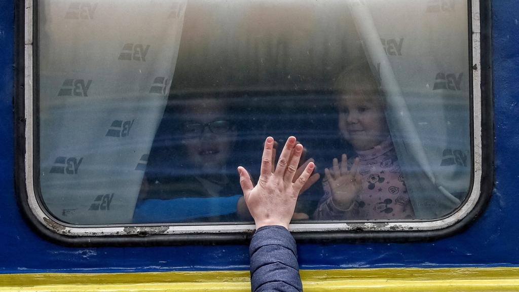 Dos niños observan a su padre desde el tren que pone rumbo a Lviv, oeste de Ucrania, desde Kiev.