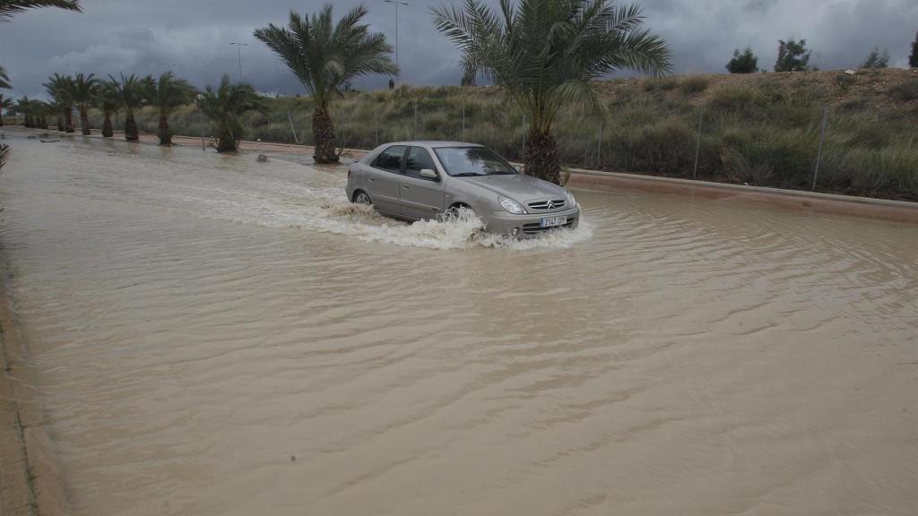 Las lluvias fuerzan una veintena de intervenciones de los bomberos en Alicante y Elche, con casas anegadas.