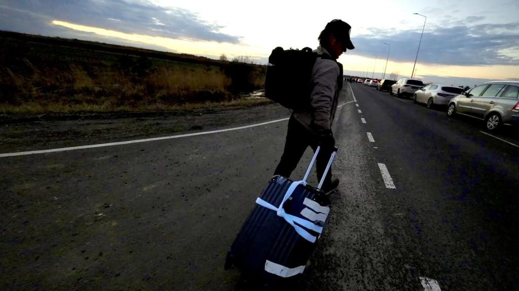 Sean Penn, dirigiéndose hacia la frontera de Polonia para escapar de la invasión rusa en Ucrania.