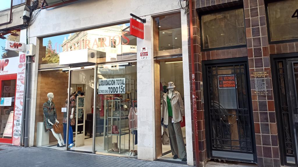 Un establecimiento anuncia sus rebajas en el escaparate