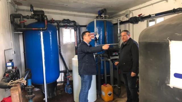 El vicepresidente tercero de la Diputación y diputado de Obras Municipales y Medio Ambiente, Javier Faúndez Domínguez, acompañado por el diputado provincial por Sanabria-La Carballeda, Ramiro Silva Monterrubio