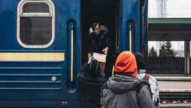 Un hombre saca provisiones de un tren en Kiev (Ucrania).