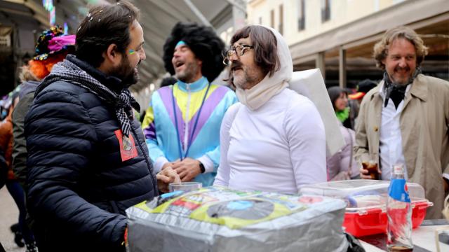 Paco Núñez, a la izquierda, con los colores de la bandera de Ucrania pintados en el rostro.