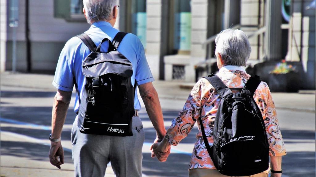 Una pareja mayor dando un paseo